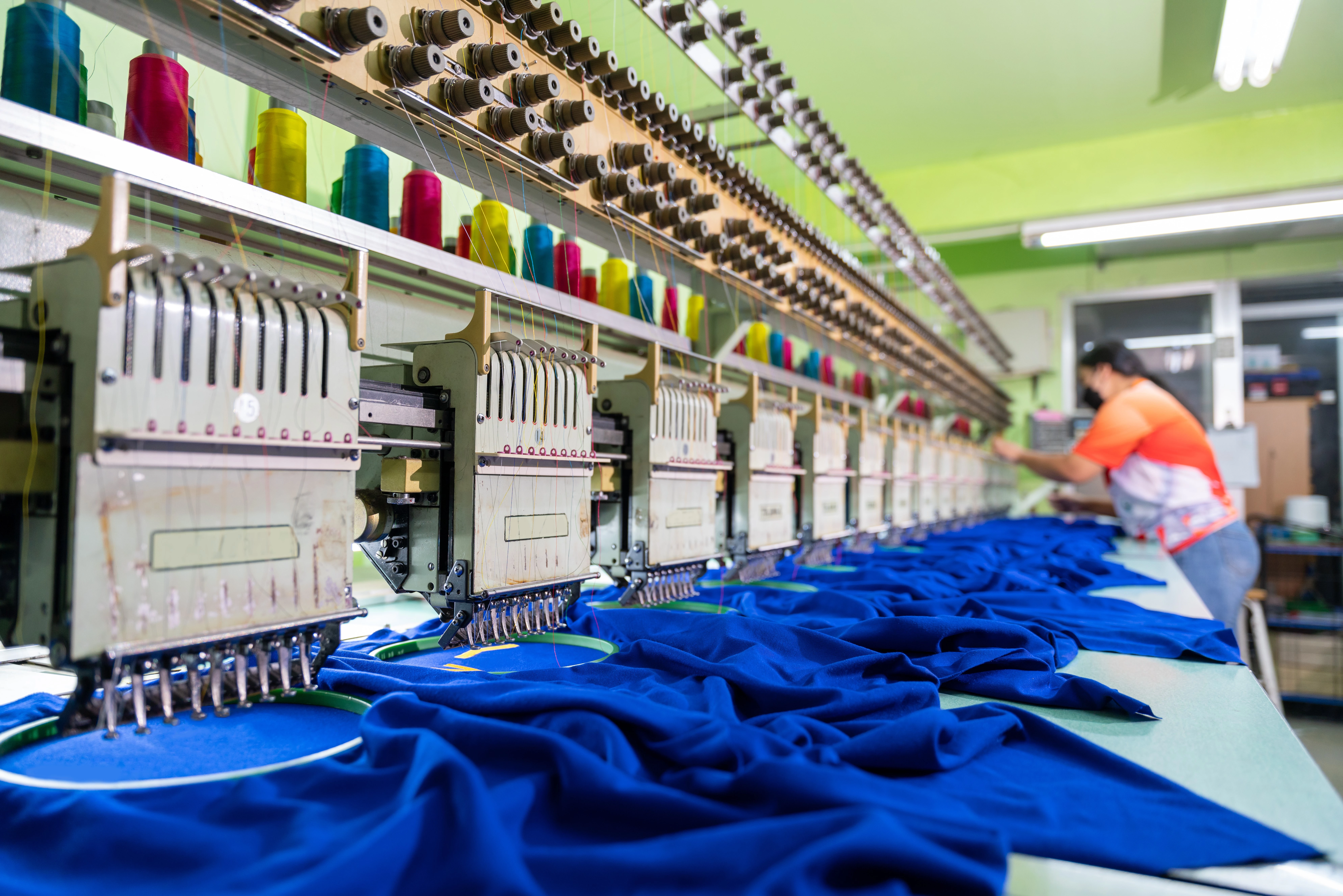 Conducteur de machine de fabrication de produits textiles